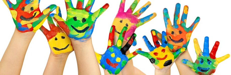 viele bemalte bunte Kinderhände
